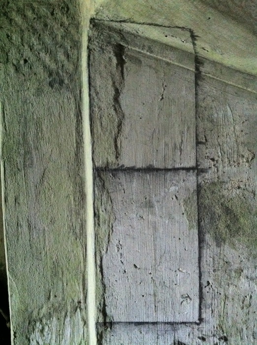 23.10.2013, wall segments inside the pillbox, Stanton Saint Bernard